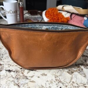 Lyons Leather Honey Bee. Crossbody bag